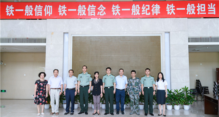 片仔癀藥業(yè)與市慈善總會(huì )聯(lián)合開(kāi)展“八一”建軍節慈善擁軍慰問(wèn)活動(dòng)